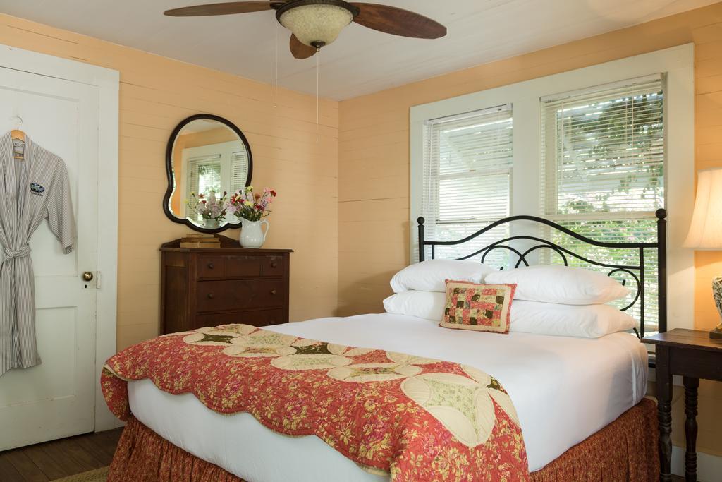 Blisswood Bed And Breakfast Ranch Cat Spring Екстериор снимка